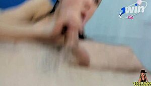 Krásny pár zdieľa vášnivý webcam sex s cum v ústach