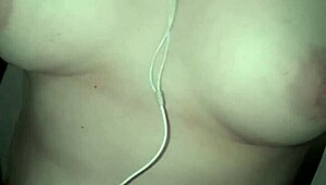 Mon mari n’est pas venu me satisfaire, alors je me touche toute seule.