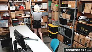 Drisstig licking av tenåring 18+ tyvs trange fitte i kontoravhør.