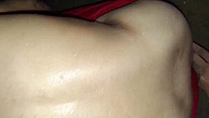 इंडियन देसी गांव की भाभी पहली बार बाथरूम में पेशाब और अपनी देहाती चूत साफ करती हुई