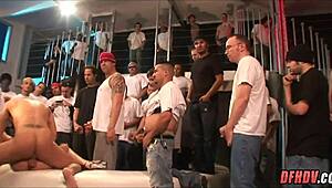 Ez a kurva vesz anális creampie-ket 50 srácból lazán