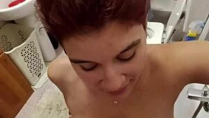 Chiara i badrummet får piss på tuttar av gammal europé som slavhora