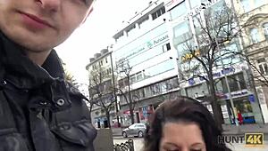 Hunt4k brunette montok Jocelyne Z kongkek untuk duit di tempat awam