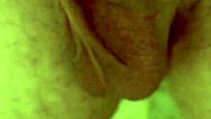 Üvey milf anne genç adamın kalın sik ereksiyonuna fena sardı yakın planda zevkten inliyor