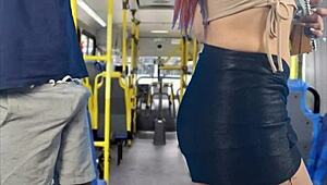 Hey jolie étudiante, sens la main d'un inconnu sous ta minijupe dans le bus public ?
