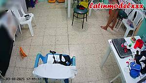 Bakom kulisserna, latina styddotter får snabb HD-knull i tatueringsrummet