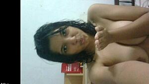 Индийская дези Сангита исследует корни в яркой обстановке