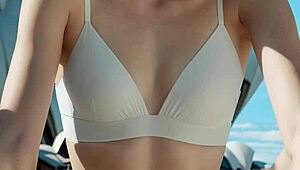 Avustralyalı model Sydney Opera House'ta yalınayak iç çamaşırıyla poz veriyor.