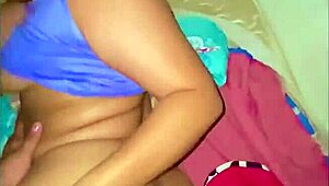 Прикованная эбони зайка в брекетах скачет на огромном и ловит сперму на жопу