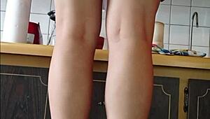 Tipa argentina mea y muestra coño en público