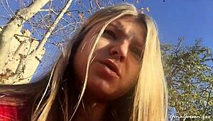 Blond tienermeisje 18+ scheurt kleren in publiek Barcelona, geneukt buiten door amateurs