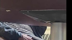 Hjertet banker av skam og spenning når jeg blir tatt i å filme kona mi sin våte fitte under skjørtet