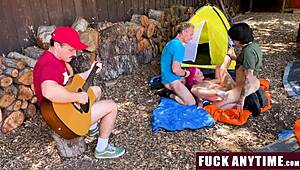 Gimana Tiga Cowok Gantian Ngewe Dia di Camping Ini?