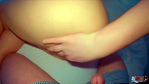 Mama vitregă se trezeşte când fiul vitreg se masturbează, apoi îi suge şi ia creampie anal