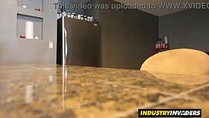 Blondje Esmi Lee plaagt met buitenseks bbc zuigen