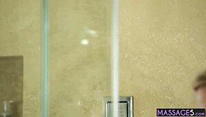 בלונדינית בוגרת חרמנית צ'רי דוויל מרפאת בחור בעיסוי נלהב, ציצים ומציצה בסצנה קשה