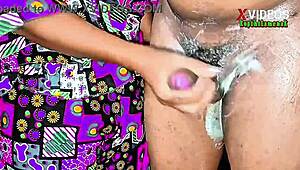 I denne hjemmelagde scenen gir kona en nærbilde håndjob til svogeren med såpe, som leder til en amatør cumshot