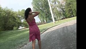 Italiana amatoriale di 18 anni si spoglia nel parco, si masturba con giocattoli e scopa le sue piccole tette naturali 18+