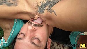 אני אוהב לראות אמא מילף ברונטית ולנטינה סיירה משפשפת את הציצים הענקיים שלה על זין איטלקי ארוך בחוץ