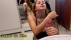 赤毛スラットが屈んでフェラ尻振りマッチョボディビルダー