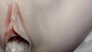 หีปลอมกระแทกเข้าไปลึกในหีโหนกของเธอระหว่างเซสชั่นหีมือก้น