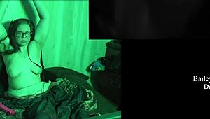 湖畔の家で裸のプレイスルー、メガネのブロンド美女