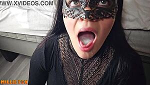 Amatőr milf annyira szereti a cumot, hogy lenyelt egy hatalmas adagot a nagy fasz arcra öntéséből