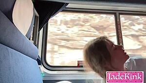 Мислиш ли, че тази сладка блондинка курва с малки 18+ цици заслужава твърд удар с кур, докато я чука непознат в Amtrak?