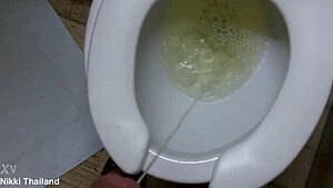 Я так тянусь к Никки в этой интимной сцене в туалете с ледибоем и ее транссексуальным шармом