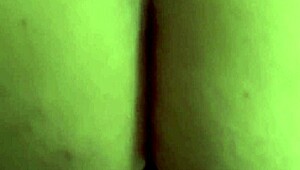 Por que resistir quando a bunda enorme da enteada balança no uniforme escolar no chuveiro, levando a lambida e foda coberta de porra?