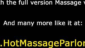 Prsata blond maserka sesa pošasten tič za prepojitev s spermo