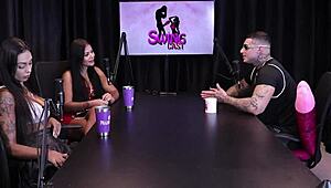 두 브루넷이 그를 옷 벗기기 전에 여자 기쁘게 하는 방법과 완벽 오럴 섹스 팁 이야기해 - Kylian Cria Sheer Red