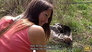 A tinédzser 18+ feleség beleegyezik az anál szexbe pénzért ebben a cseh pickup történetben