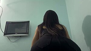 Gadis Kolej Goda Dengan Skirt Ass Workout