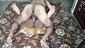 Кто знал, что жесткий секс с черной зрелой горничной закончится белым кремпаем из ее эбони вагины?