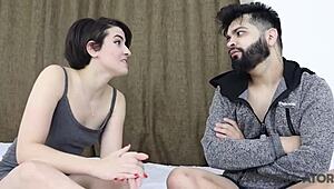 Moglie Brasiliana Curvy Subisce Umiliazione in Blowbang con Grossi Cazzi Neri, Marito Cuckold Guarda e Ringrazia con Bere