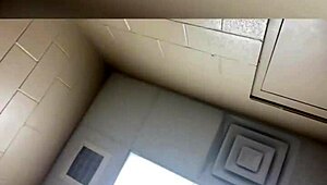 公衆トイレで汚く痴女っぽく巨大チンポで激しくセックスされてフェラ