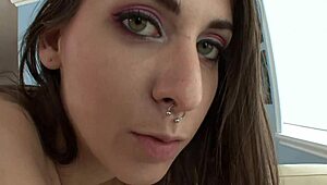 האם ברונטית מקועקעת הזו יכולה להתמודד עם קרם אנאלי עבה?