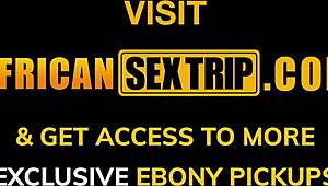 Как похотливые черные шлюхи, мы дико заглатываем и скачем на большом хуе туриста в грубой доминации тройнички