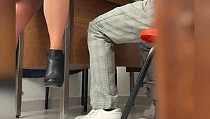 Ho chiamato la mia studentessa in classe per sesso, ma siamo stati beccati dalla telecamera dietro la porta!