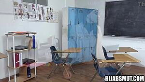 معلمة مسلمة تغلبها الشهوة في رباعية عنيفة مع طلاب أمريكيين في الفصل