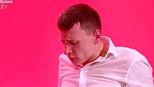 Me siento vivo mientras la pequeñita 18+ Sofi Vega cabalga mi verga grande en el sofá en lencería