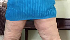 Tlstý zadok BBW biela milfka v mini šatách ukazuje a roztvára veľkú šťavnatú mokrú mačičku zblízka pred prácou.