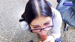 Amatør brunet i heels bøjer sig doggystyle for tatueret fed røv knul af lærer