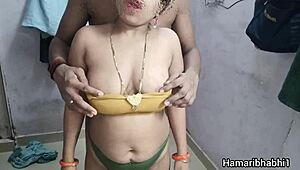 La moglie indiana bollente riceve sborra nella sua figa stretta! Raggiunge orgasmo desi in sesso hardcore al ranch con azione tette.