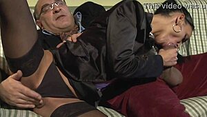 Femeia îi suge pula unui bătrân înainte să se masturbeze singură privind un cuplu