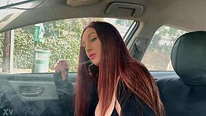 Ehi, milf italiana Artemisia Love è bollente in auto con feticcio capelli lunghi 🚬