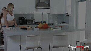 חורגת מתוחכמת את החורגת ואת החבר שלה בתרחיש איסוף משפחתי