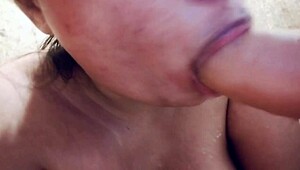 わー、この大きなリアルディルドを吸うの、ミルクまみれでクローズアップ、曲線的なデカ乳で😍