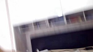 Jeg er en het brunette-babe 18+ som onanerer fitta mi med vibrator til orgasme på webcam!